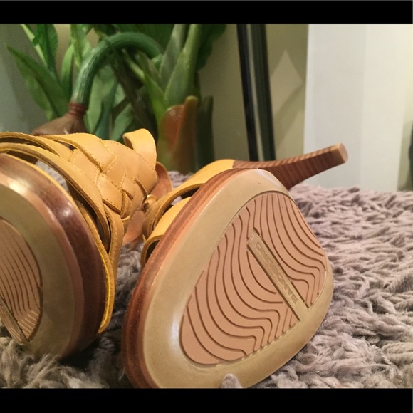 Bandlino apricot faux leather strap high heels. - Picture 5 of 5